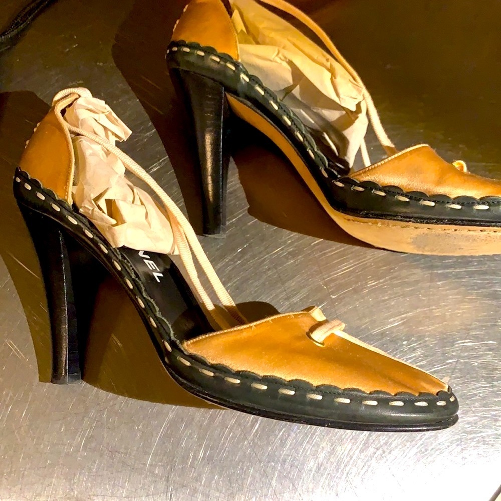 CHANEL Vintage Cloth Heels - Picture 13 of 16